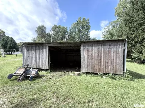 Exterior - 107 W Hunter St, Abingdon, IL 61410 photo 9 of 16