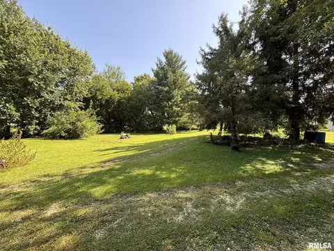 Exterior - 107 W Hunter St, Abingdon, IL 61410 photo 12 of 16