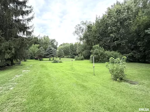 Exterior - 107 W Hunter St, Abingdon, IL 61410 photo 10 of 16