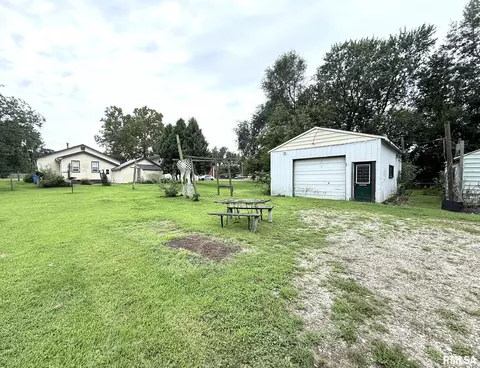 Exterior - 107 W Hunter St, Abingdon, IL 61410 photo 4 of 16