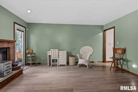 Living - 3313 Branchwood Dr, Springfield, IL 62704 photo 2 of 5