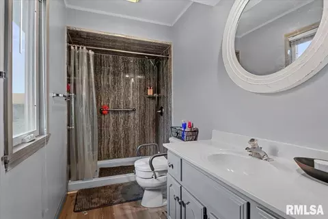 Bath - 3313 Branchwood Dr, Springfield, IL 62704 photo 2 of 2