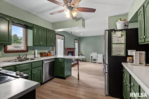 Kitchen - 3313 Branchwood Dr, Springfield, IL 62704 photo 2 of 3