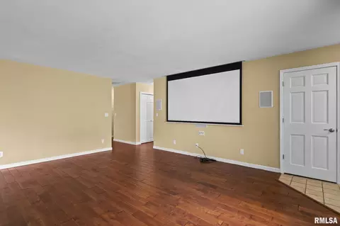 Living - 3013 Cameron Dr, Springfield, IL 62704 photo 4 of 4