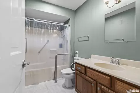 Bath - 3013 Cameron Dr, Springfield, IL 62704 photo 3 of 3
