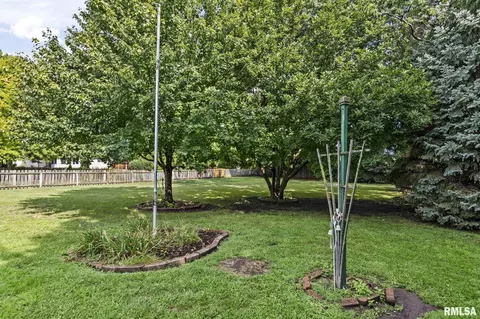 Exterior - 3013 Cameron Dr, Springfield, IL 62704 photo 5 of 6