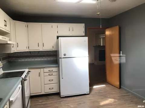 Kitchen - 5 Adloff Ln, Springfield, IL 62704 photo 2 of 2