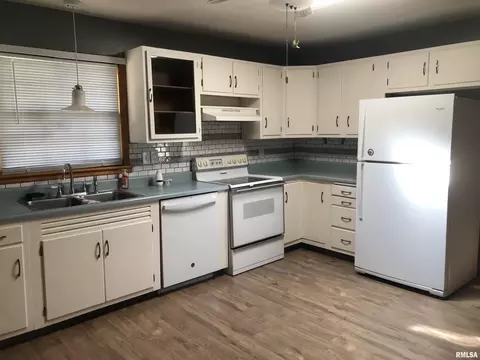 Kitchen - 5 Adloff Ln, Springfield, IL 62704 photo 1 of 2