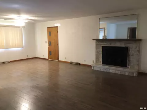 Living - 5 Adloff Ln, Springfield, IL 62704 photo 1 of 2