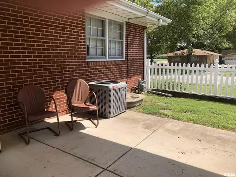 Exterior - 5 Adloff Ln, Springfield, IL 62704 photo 1 of 2
