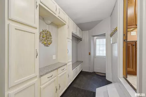 Entry Way - 1404 12th Ave, Viola, IL 61486 photo 2 of 3