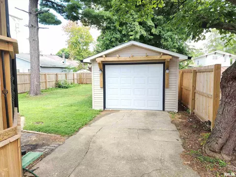 Exterior - 2028 S 4th St, Springfield, IL 62703 photo 4 of 11