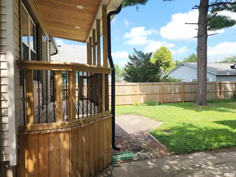 Exterior - 2028 S 4th St, Springfield, IL 62703 photo 5 of 11