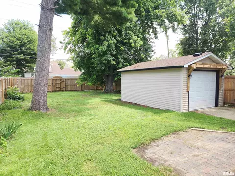 Exterior - 2028 S 4th St, Springfield, IL 62703 photo 7 of 11