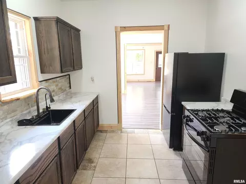 Kitchen - 2028 S 4th St, Springfield, IL 62703 photo 4 of 5