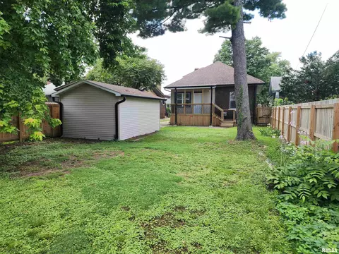 Exterior - 2028 S 4th St, Springfield, IL 62703 photo 8 of 11