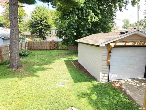 Exterior - 2028 S 4th St, Springfield, IL 62703 photo 6 of 11