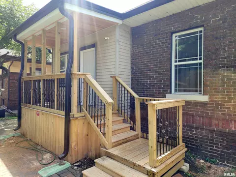 Exterior - 2028 S 4th St, Springfield, IL 62703 photo 10 of 11