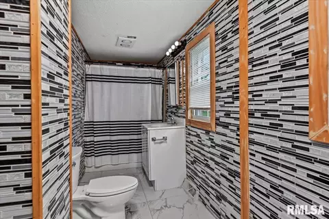 Bath - 1124 N Daniel Ave, Springfield, IL 62702 photo 2 of 2