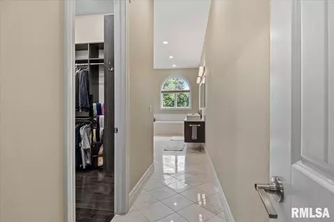 Entry Way - 5405 Reserve Blvd, Springfield, IL 62711 photo 5 of 12