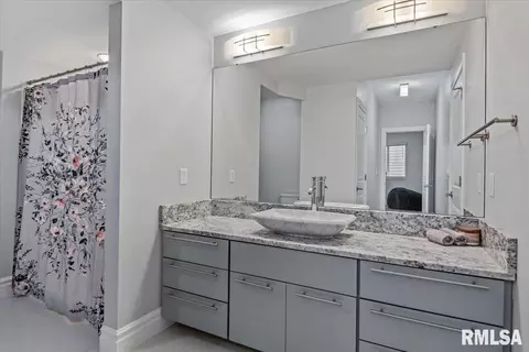 Bath - 5405 Reserve Blvd, Springfield, IL 62711 photo 7 of 8