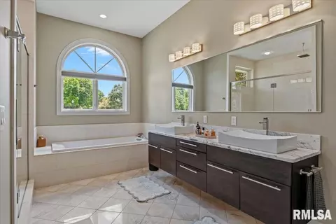 Bath - 5405 Reserve Blvd, Springfield, IL 62711 photo 2 of 8