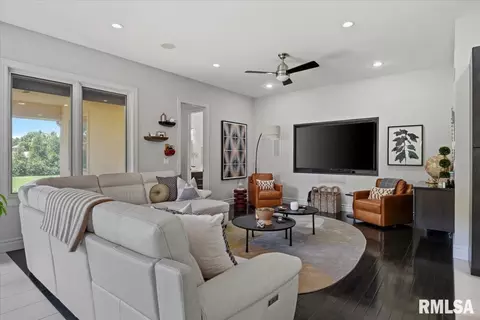 Living - 5405 Reserve Blvd, Springfield, IL 62711 photo 5 of 6