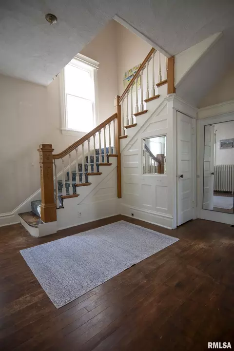 Entry Way - 815 S Douglas Ave, Springfield, IL 62704 photo 2 of 6