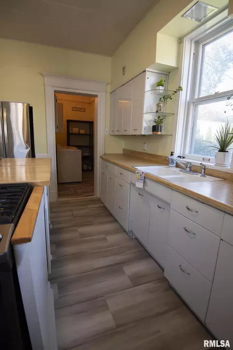 Kitchen - 815 S Douglas Ave, Springfield, IL 62704 photo 7 of 8