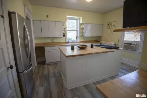 Kitchen - 815 S Douglas Ave, Springfield, IL 62704 photo 4 of 8