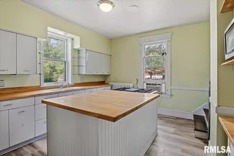 Kitchen - 815 S Douglas Ave, Springfield, IL 62704 photo 1 of 8