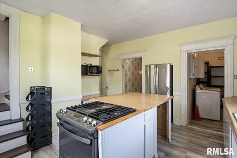 Kitchen - 815 S Douglas Ave, Springfield, IL 62704 photo 2 of 8
