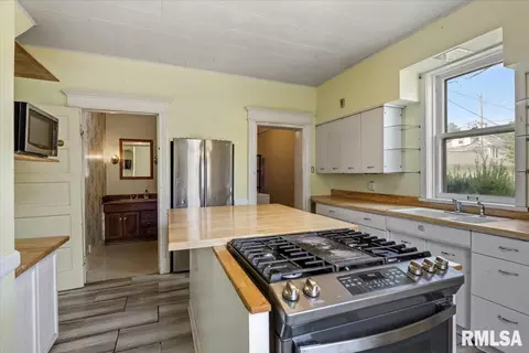 Kitchen - 815 S Douglas Ave, Springfield, IL 62704 photo 3 of 8