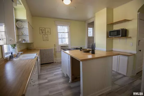 Kitchen - 815 S Douglas Ave, Springfield, IL 62704 photo 6 of 8