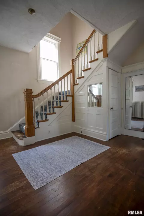 Entry Way - 815 S Douglas Ave, Springfield, IL 62704 photo 3 of 6