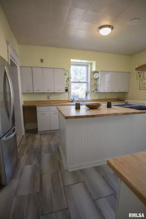 Kitchen - 815 S Douglas Ave, Springfield, IL 62704 photo 5 of 8