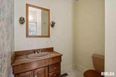 Bath - 815 S Douglas Ave, Springfield, IL 62704 photo 1 of 7