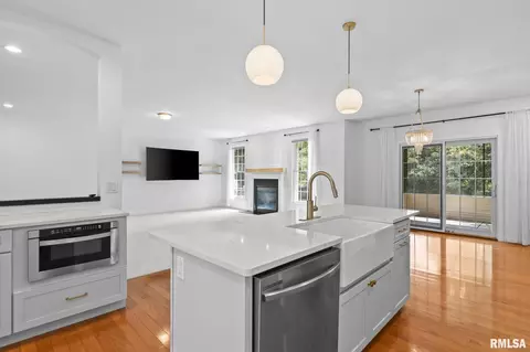 Kitchen - 2312 W Laurel Ave, Springfield, IL 62704 photo 2 of 4