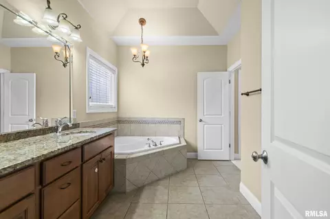 Bath - 2312 W Laurel Ave, Springfield, IL 62704 photo 3 of 6