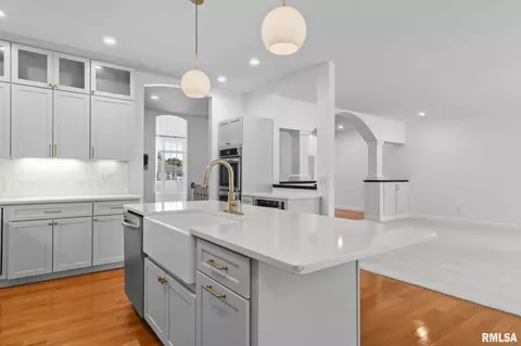 Kitchen - 2312 W Laurel Ave, Springfield, IL 62704 photo 3 of 4