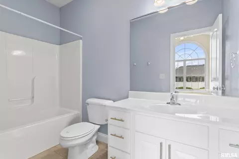 Bath - 2312 W Laurel Ave, Springfield, IL 62704 photo 4 of 6