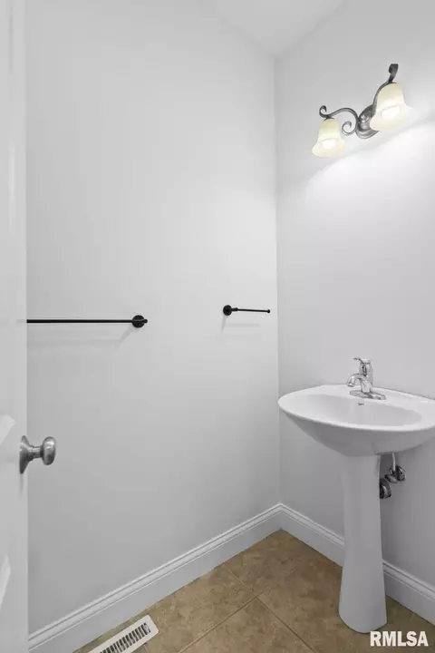 Bath - 2312 W Laurel Ave, Springfield, IL 62704 photo 6 of 6