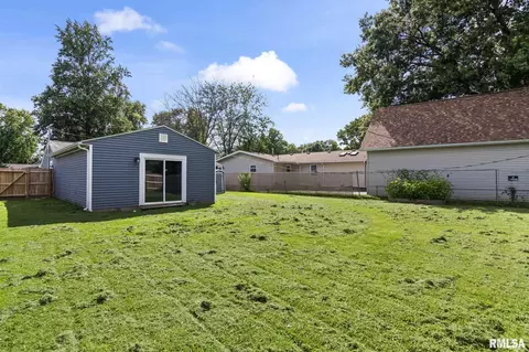 Exterior - 2617 Kent Dr, Springfield, IL 62703 photo 5 of 6