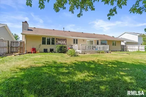Exterior - 1808 Hunter Ridge Dr, Springfield, IL 62704 photo 4 of 6