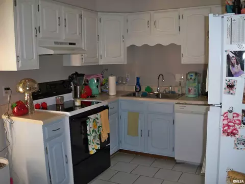 Kitchen - 500 Williams St, Springfield, IL 62704 photo 1 of 2