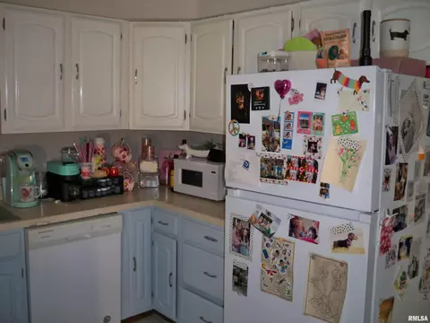 Kitchen - 500 Williams St, Springfield, IL 62704 photo 2 of 2