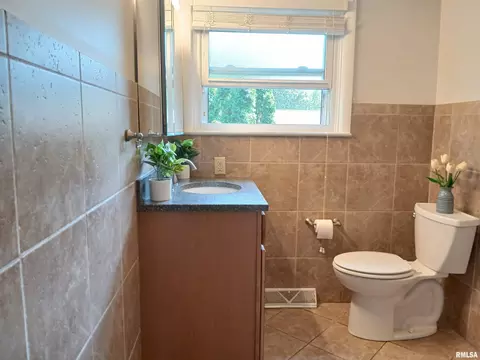 Bath - 65 Lambert Ln, Springfield, IL 62704 photo 2 of 5