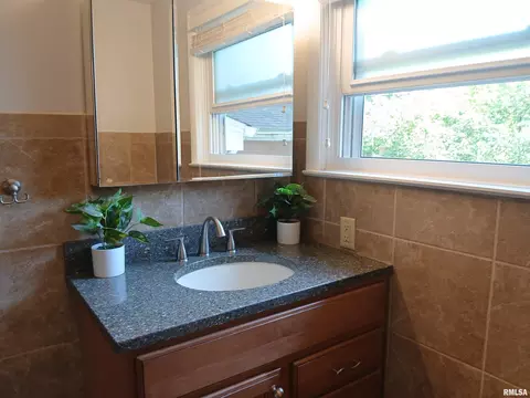 Bath - 65 Lambert Ln, Springfield, IL 62704 photo 5 of 5