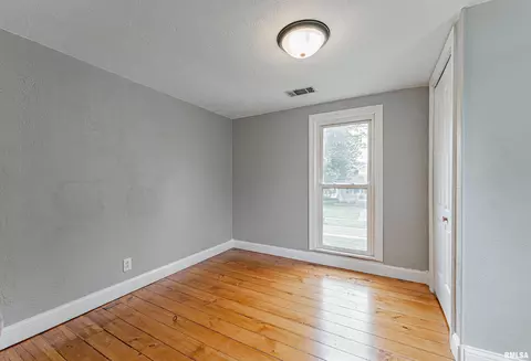 Bedroom - 120 E Mccormick Ave, Emden, IL 62635 photo 6 of 7
