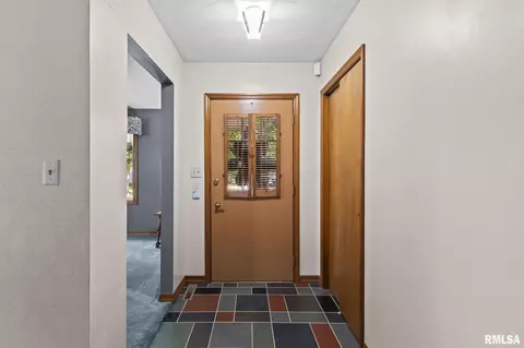 Entry Way - 2340 Grinnell Dr, Springfield, IL 62704 photo 1 of 1